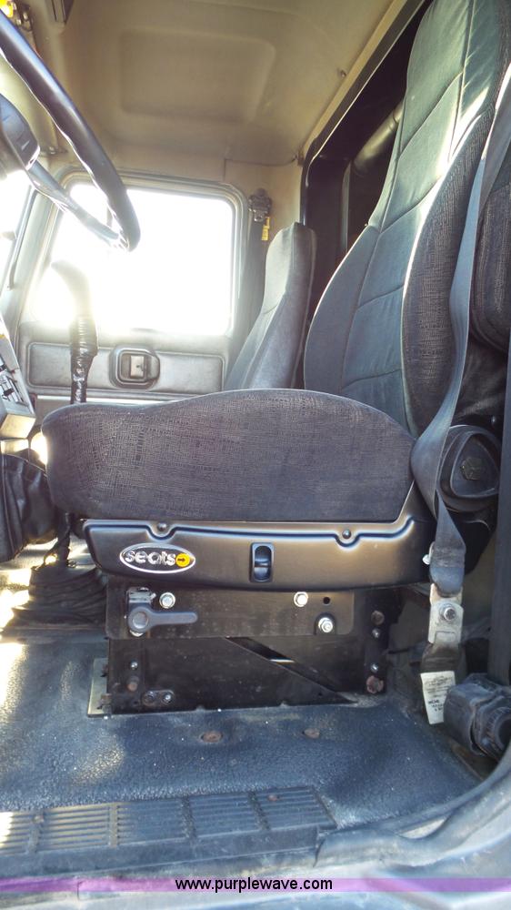 image for item L6521 2000 Mack CH613 semi truck