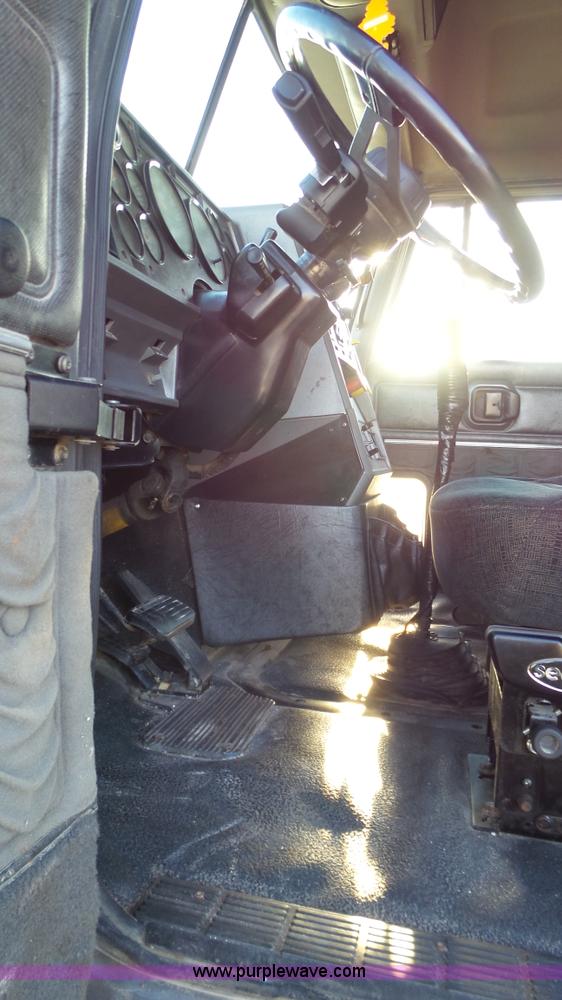 image for item L6521 2000 Mack CH613 semi truck