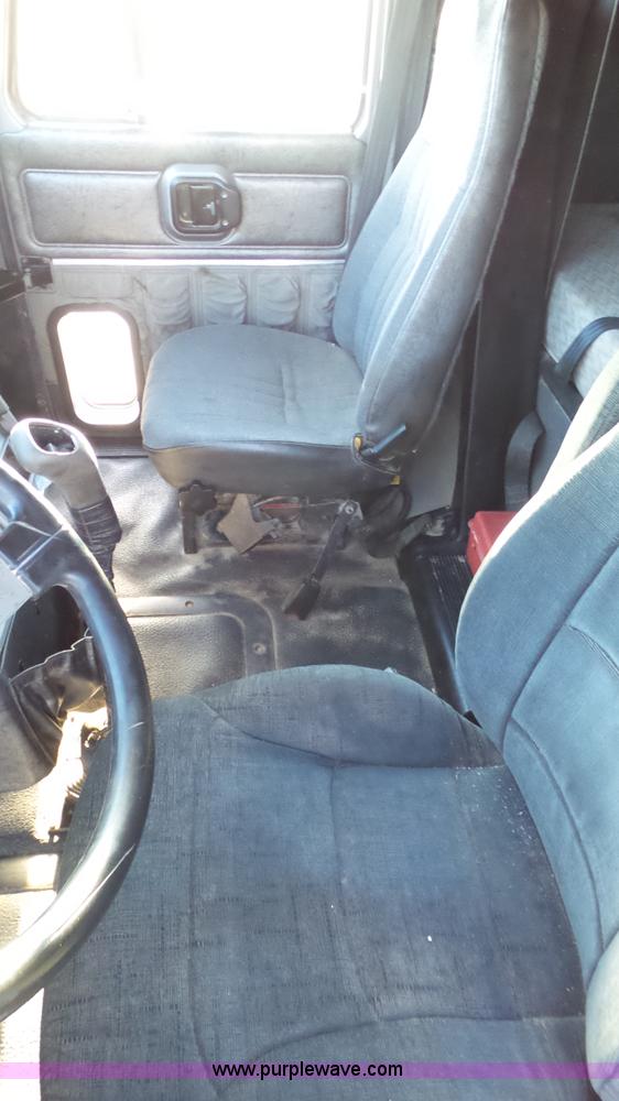 image for item L6521 2000 Mack CH613 semi truck