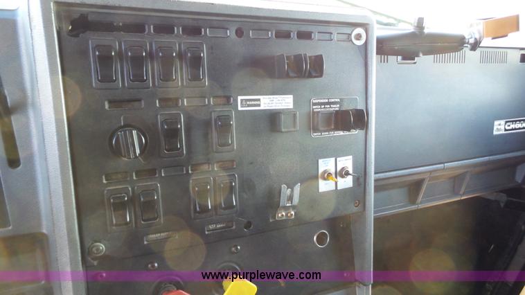 image for item L6521 2000 Mack CH613 semi truck