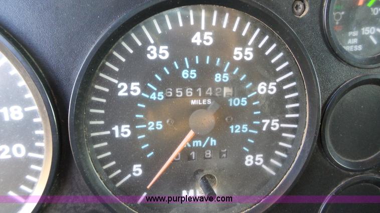 image for item L6521 2000 Mack CH613 semi truck