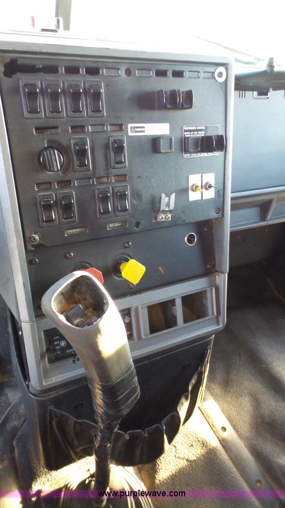 image for item L6521 2000 Mack CH613 semi truck