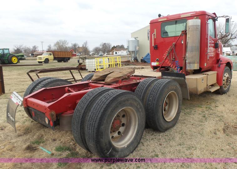 image for item L7260 2005 International 9200i semi truck