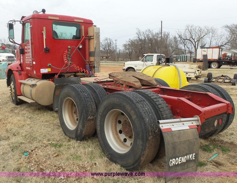 image for item L7260 2005 International 9200i semi truck