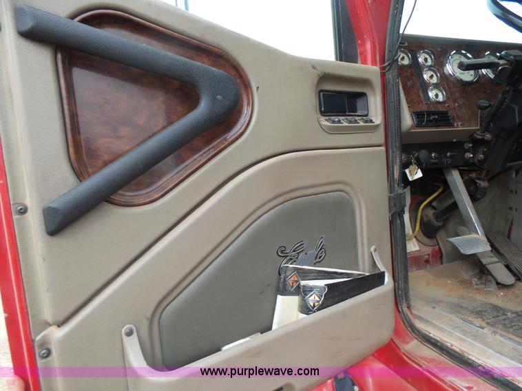 image for item L7260 2005 International 9200i semi truck