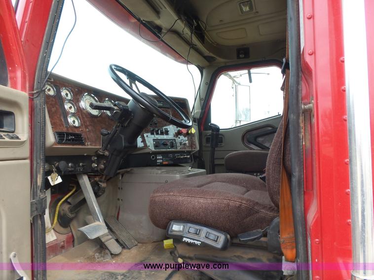 image for item L7260 2005 International 9200i semi truck