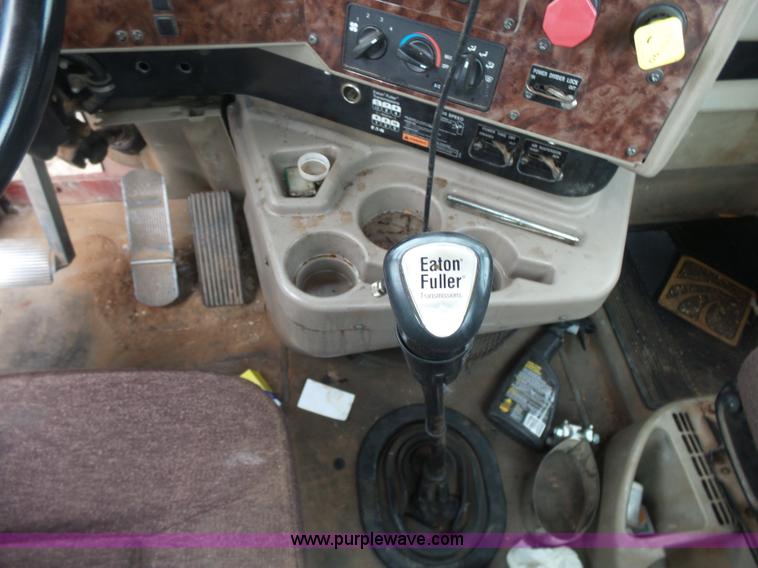 image for item L7260 2005 International 9200i semi truck