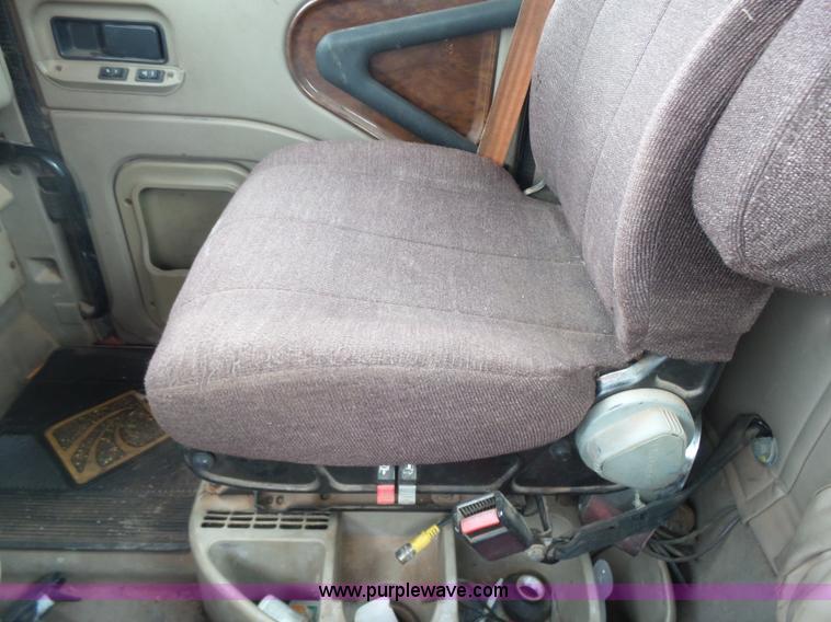 image for item L7260 2005 International 9200i semi truck