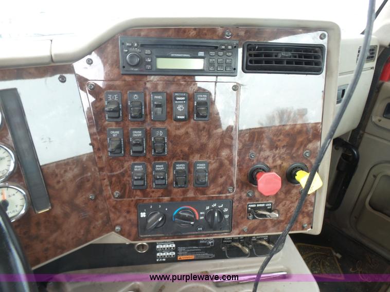 image for item L7260 2005 International 9200i semi truck