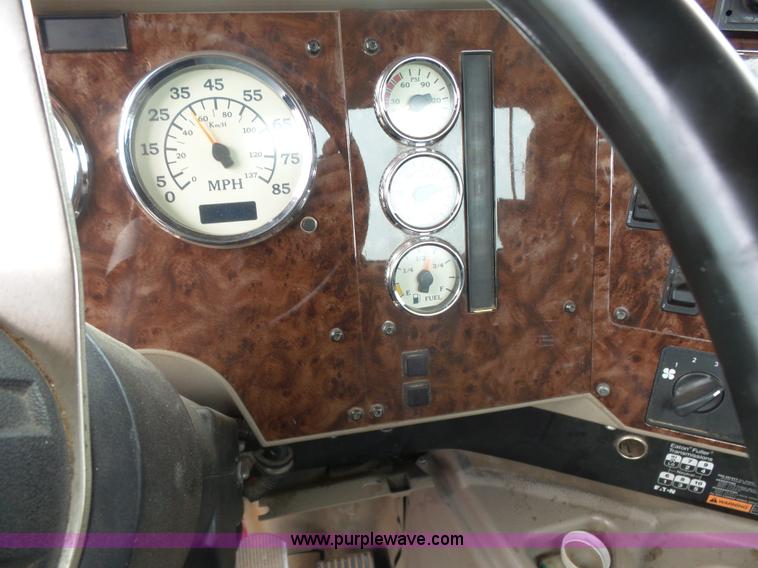 image for item L7260 2005 International 9200i semi truck