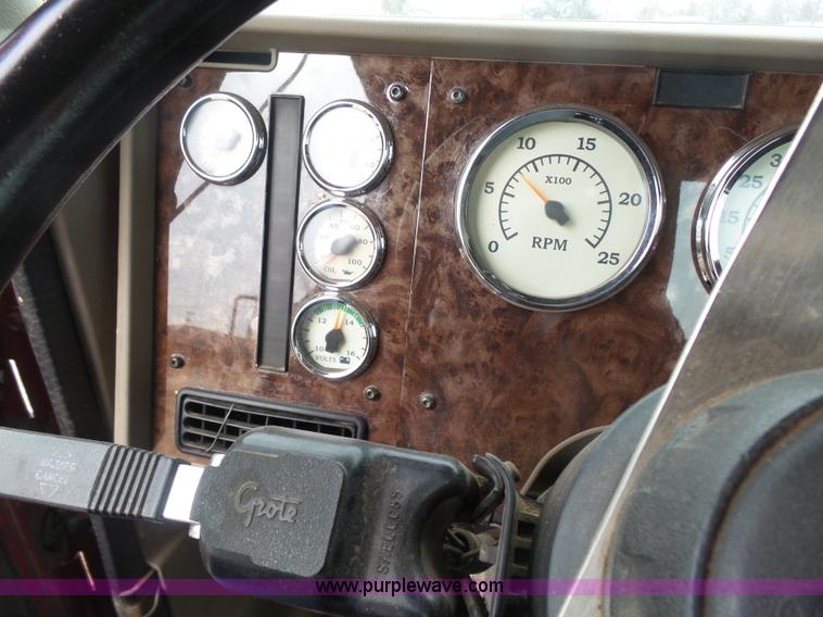 image for item L7260 2005 International 9200i semi truck