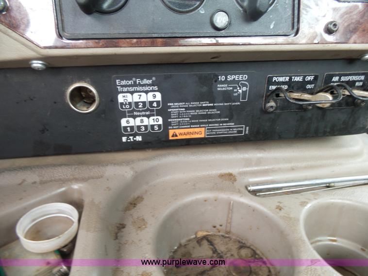 image for item L7260 2005 International 9200i semi truck