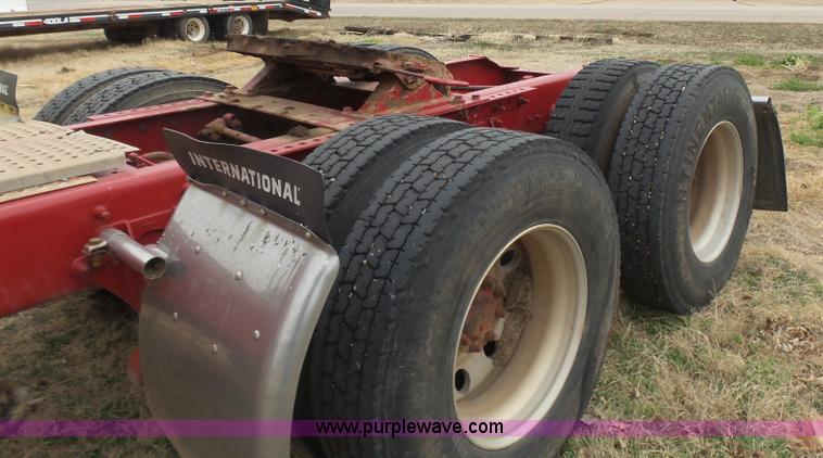 image for item L7260 2005 International 9200i semi truck