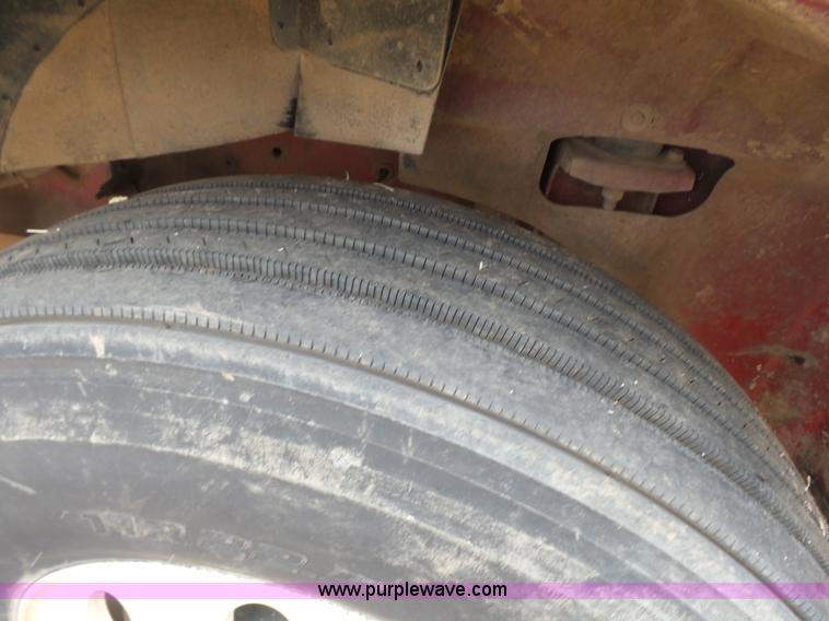 image for item L7260 2005 International 9200i semi truck