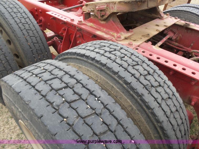 image for item L7260 2005 International 9200i semi truck