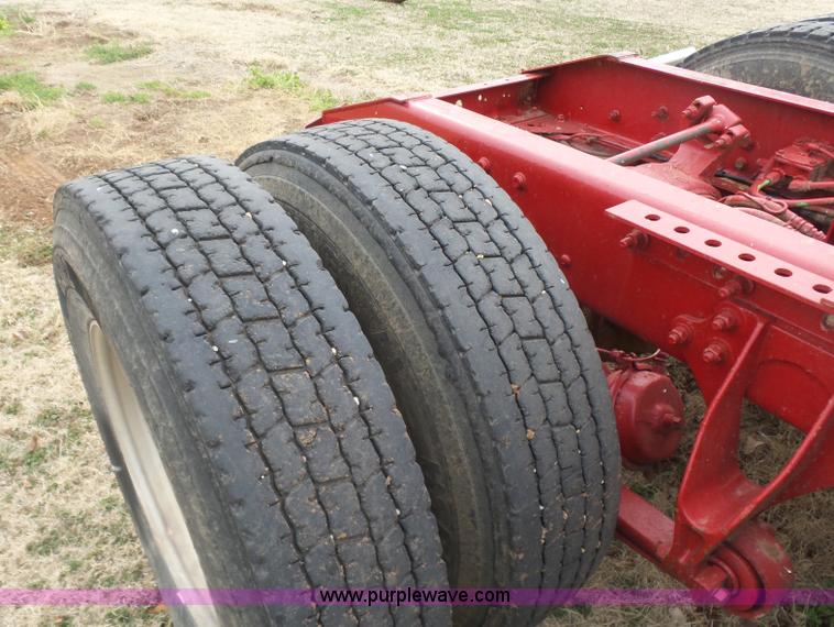 image for item L7260 2005 International 9200i semi truck