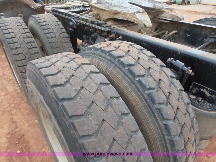 image for item L7261 2005 Sterling A9500 semi truck