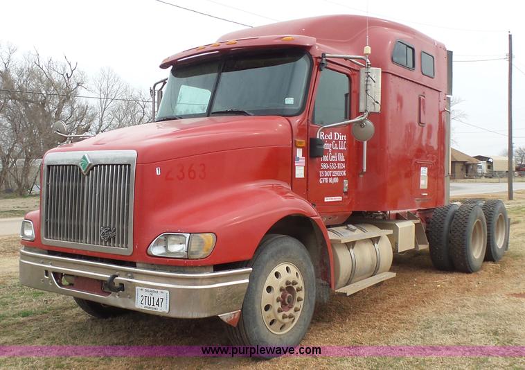 image for item L7262 2000 International 9200i semi truck