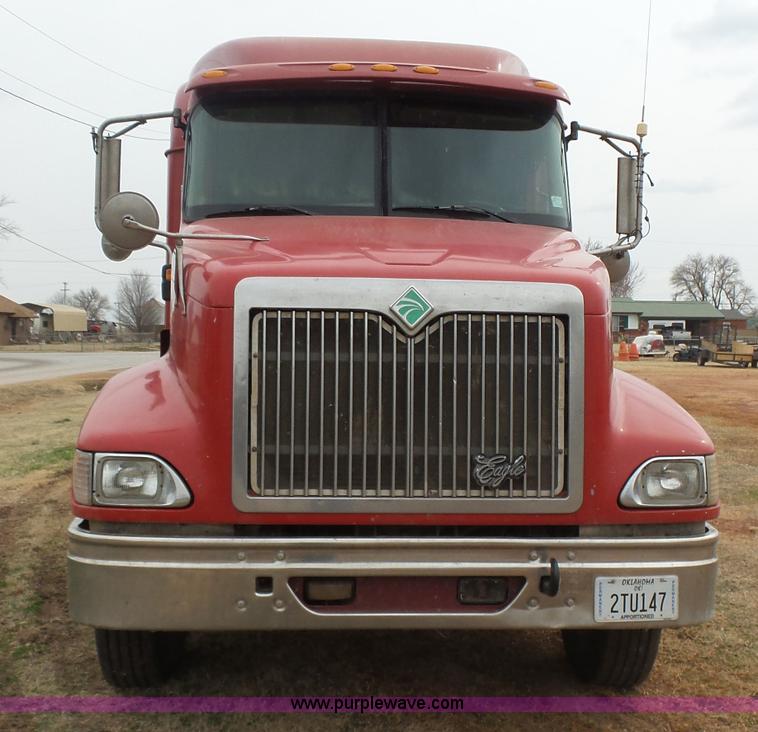 image for item L7262 2000 International 9200i semi truck