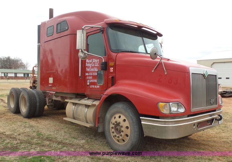 image for item L7262 2000 International 9200i semi truck