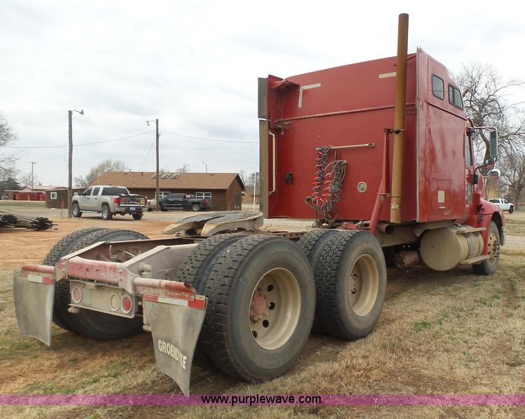 image for item L7262 2000 International 9200i semi truck