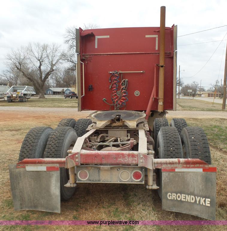 image for item L7262 2000 International 9200i semi truck