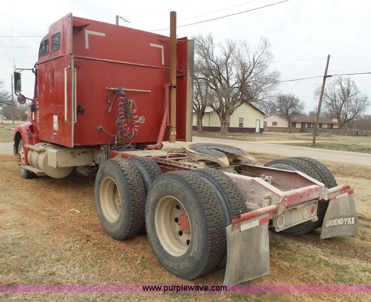 image for item L7262 2000 International 9200i semi truck