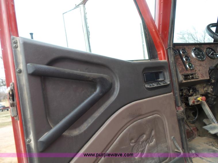 image for item L7262 2000 International 9200i semi truck