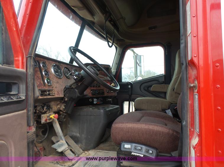 image for item L7262 2000 International 9200i semi truck