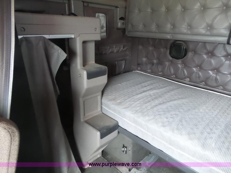 image for item L7262 2000 International 9200i semi truck