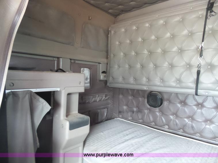 image for item L7262 2000 International 9200i semi truck