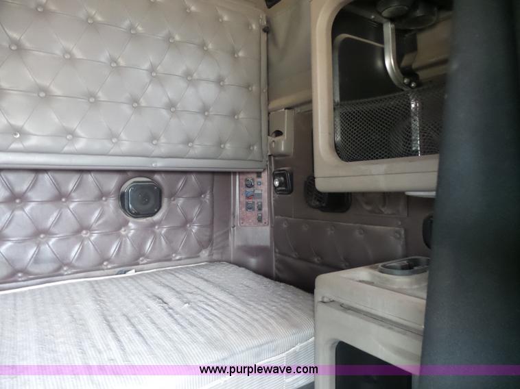 image for item L7262 2000 International 9200i semi truck