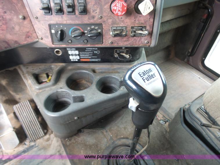 image for item L7262 2000 International 9200i semi truck