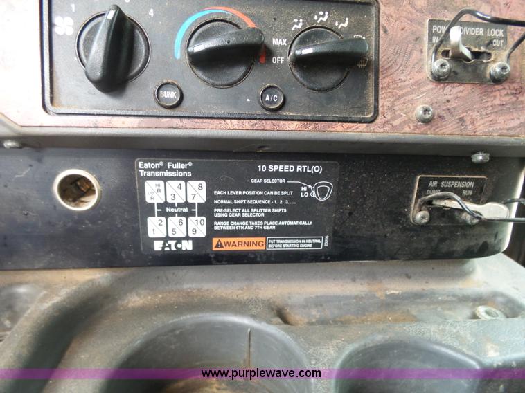 image for item L7262 2000 International 9200i semi truck