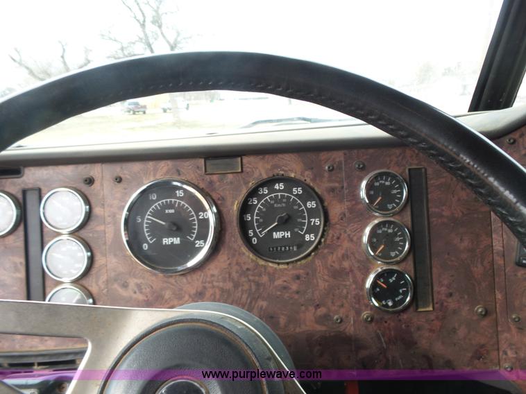 image for item L7262 2000 International 9200i semi truck