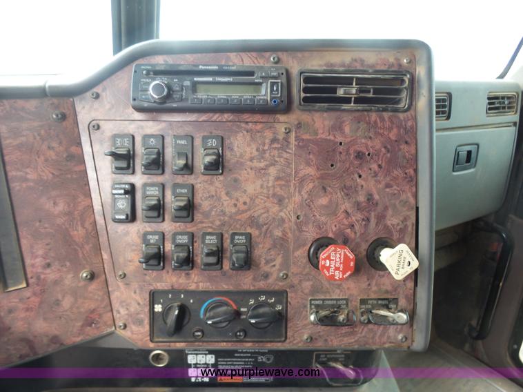 image for item L7262 2000 International 9200i semi truck