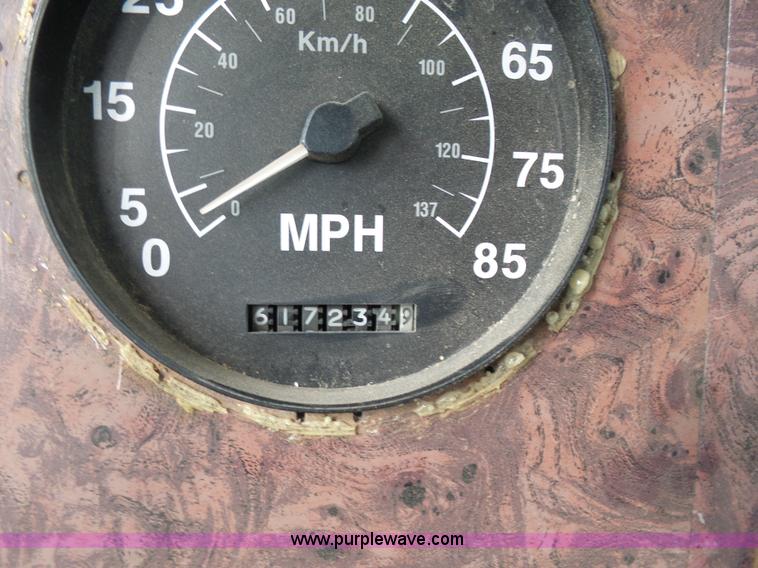 image for item L7262 2000 International 9200i semi truck