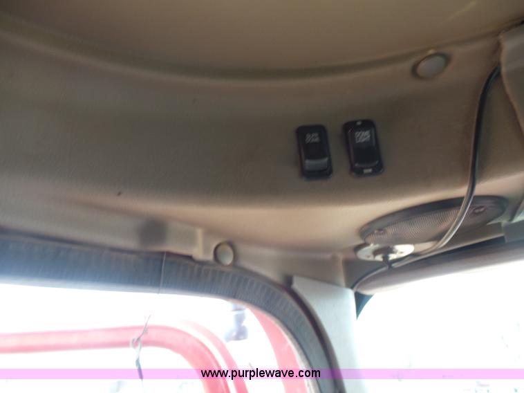 image for item L7262 2000 International 9200i semi truck