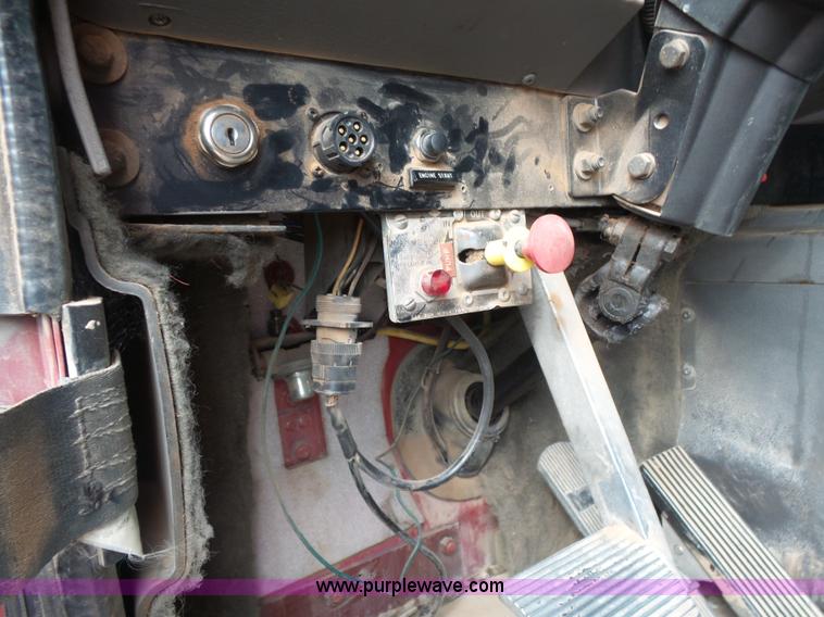 image for item L7262 2000 International 9200i semi truck