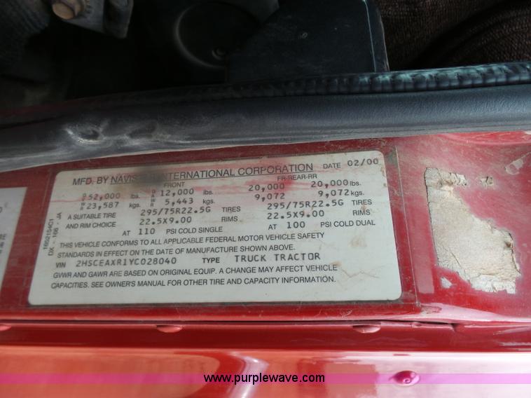 image for item L7262 2000 International 9200i semi truck