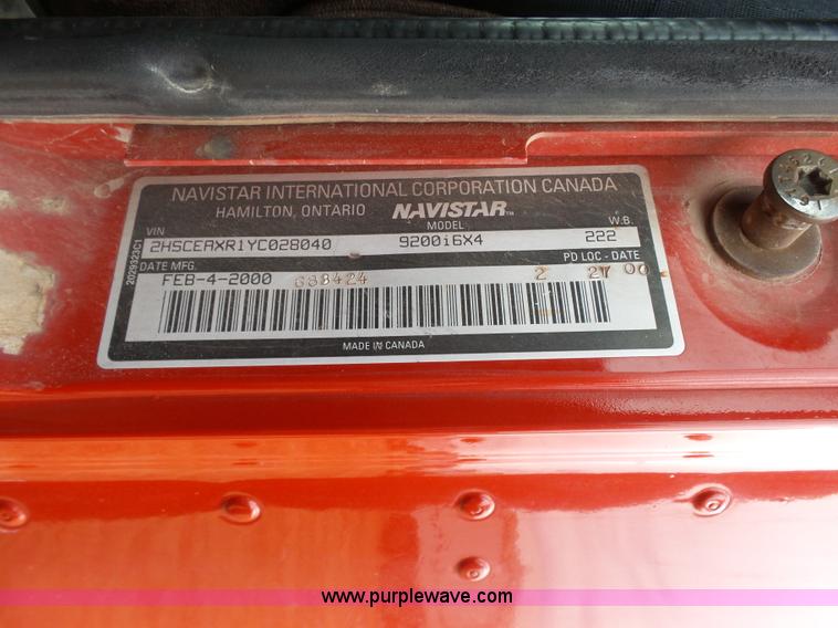 image for item L7262 2000 International 9200i semi truck