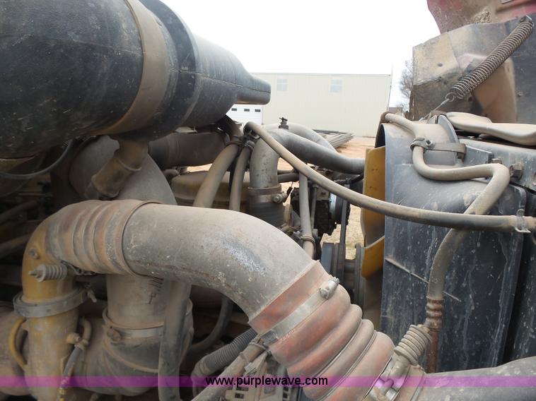 image for item L7262 2000 International 9200i semi truck