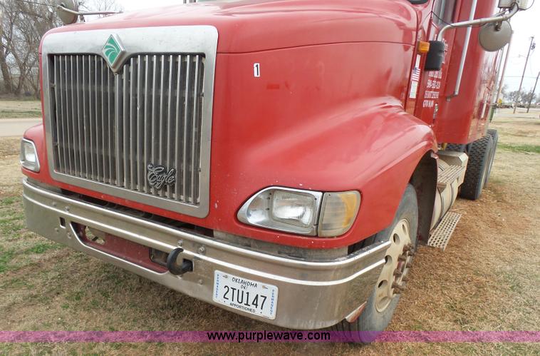 image for item L7262 2000 International 9200i semi truck