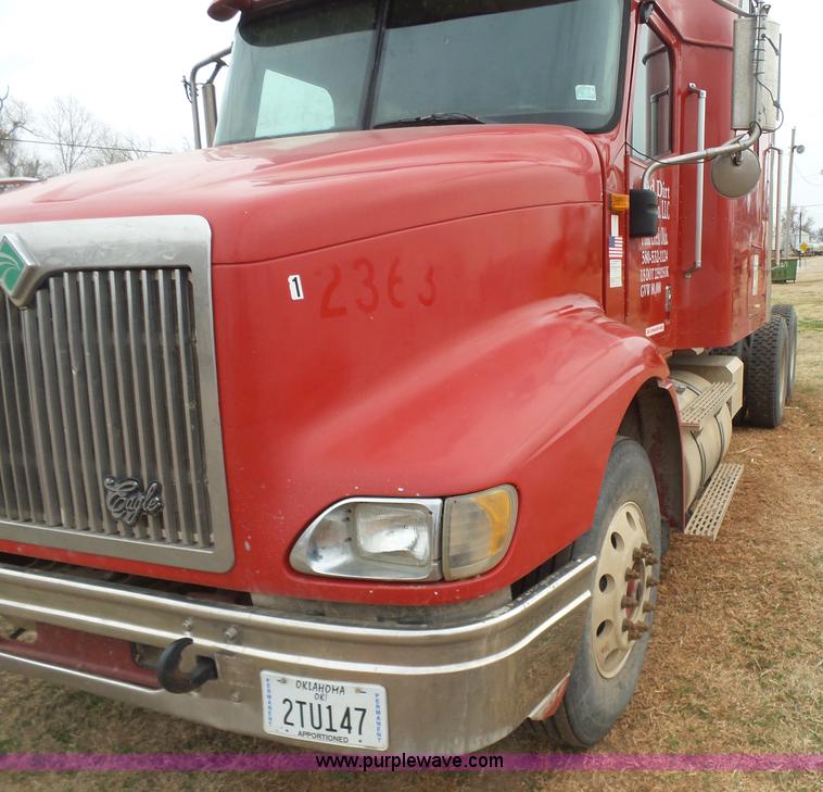 image for item L7262 2000 International 9200i semi truck