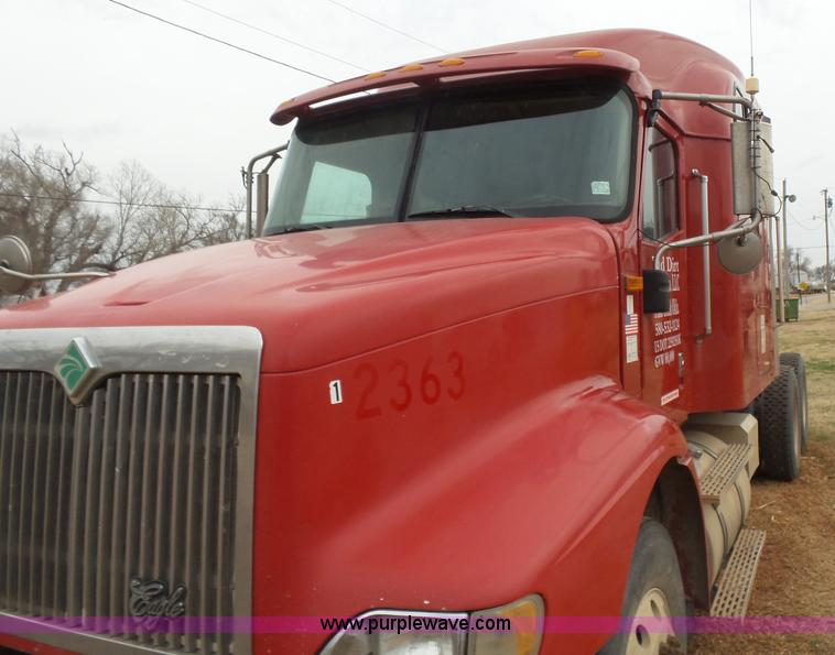 image for item L7262 2000 International 9200i semi truck