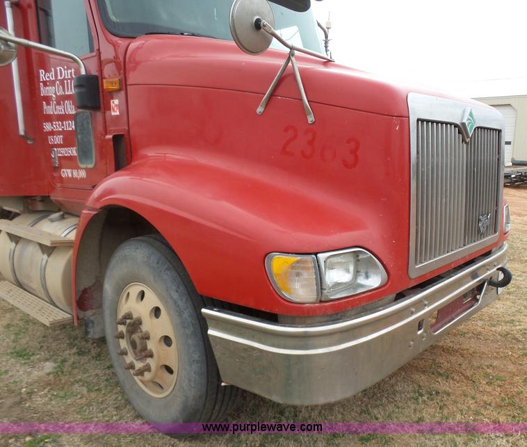 image for item L7262 2000 International 9200i semi truck