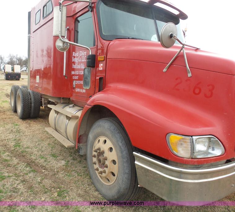 image for item L7262 2000 International 9200i semi truck