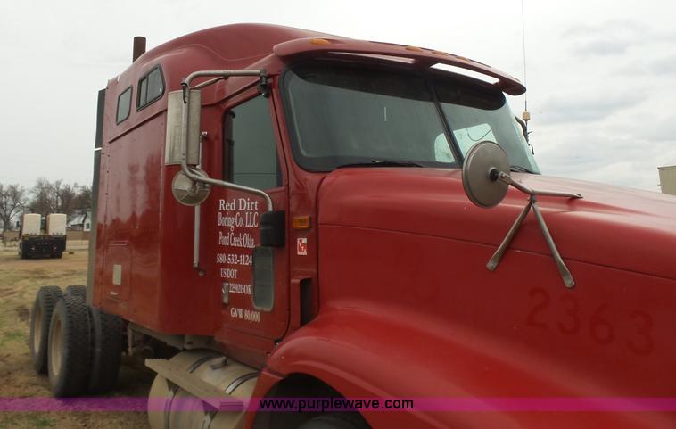 image for item L7262 2000 International 9200i semi truck