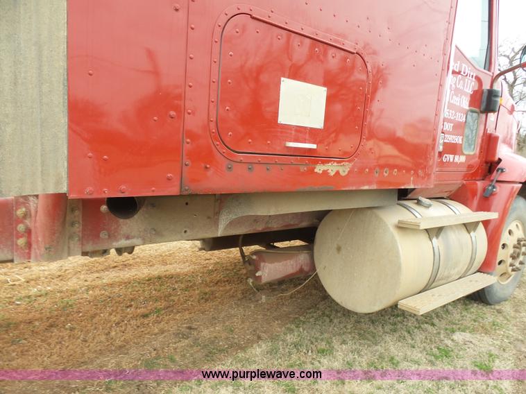 image for item L7262 2000 International 9200i semi truck