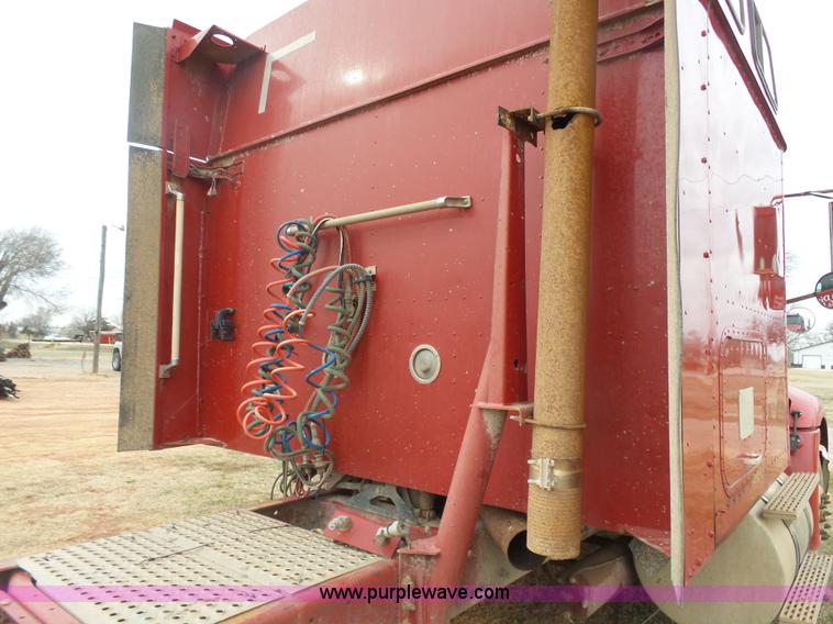 image for item L7262 2000 International 9200i semi truck